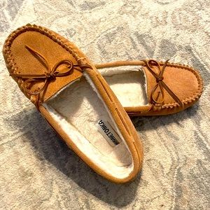 1 pair of Minnetonka slippers. Worn a handful of times. Size 11 Women/9.5 Men